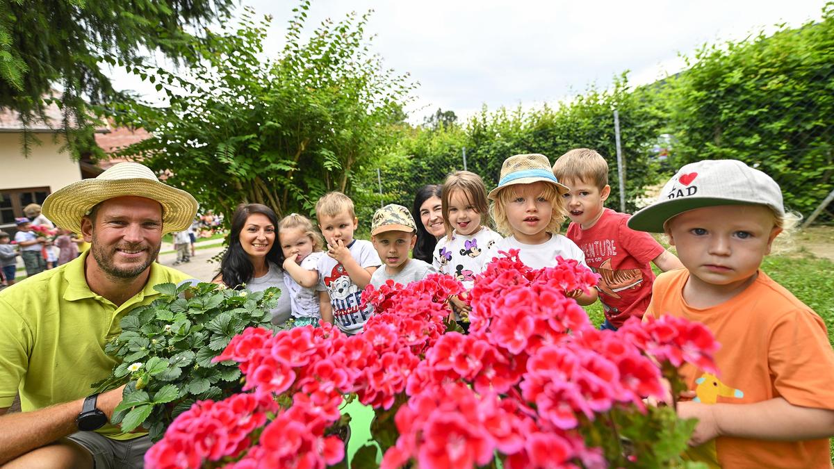 Kinderblumenolympiade „Gärtner Flori“ stellte sich mit Geschenken bei